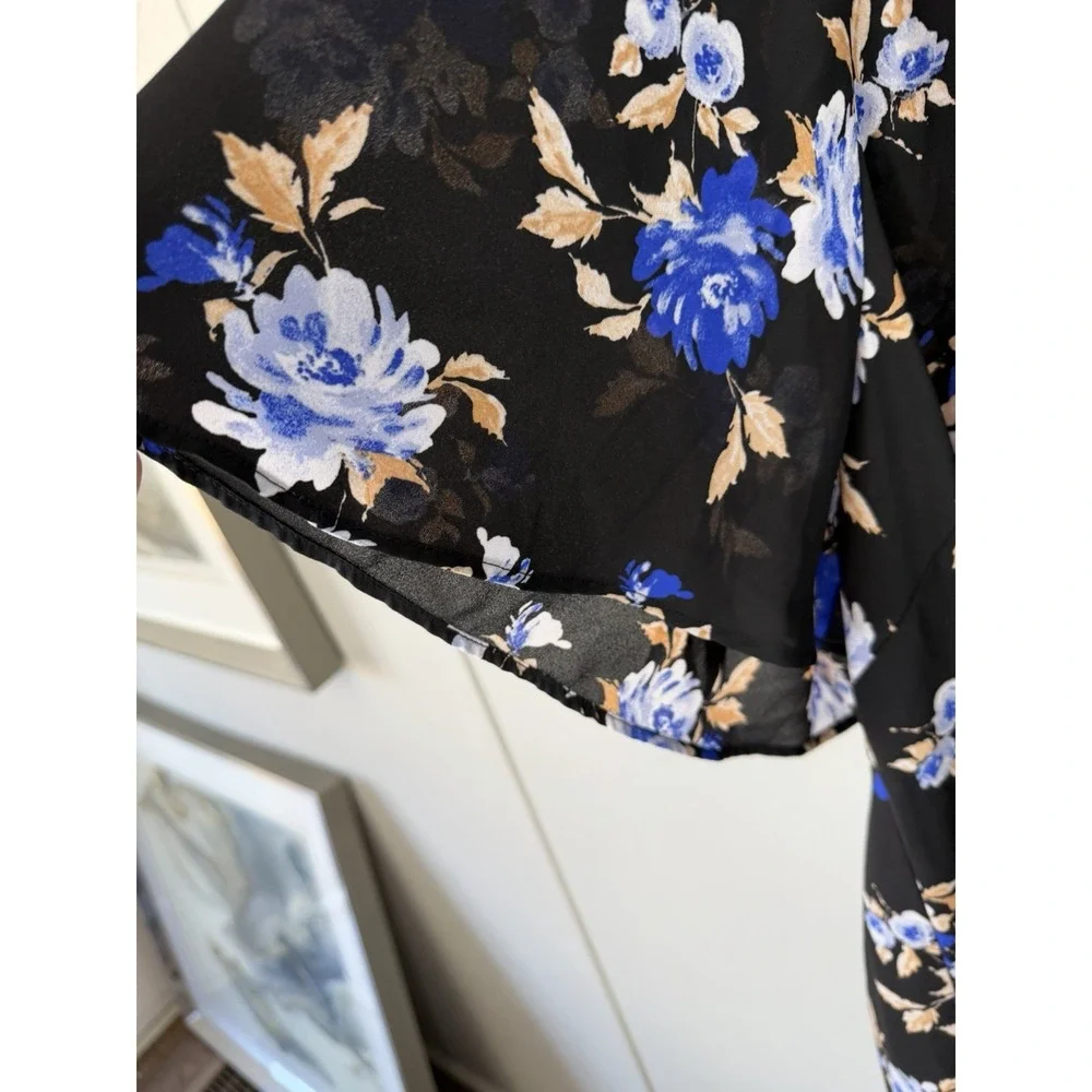 Torrid 5 Short Sleeve Black Floral V Neck Blouse W Covered Buttons - Picture 4 of 8